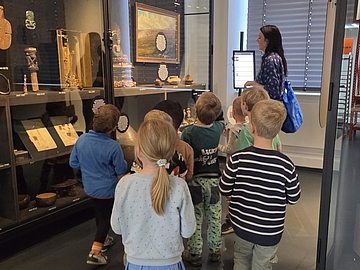 Die Vorschulkinder betrachten Ausstellungsstücke